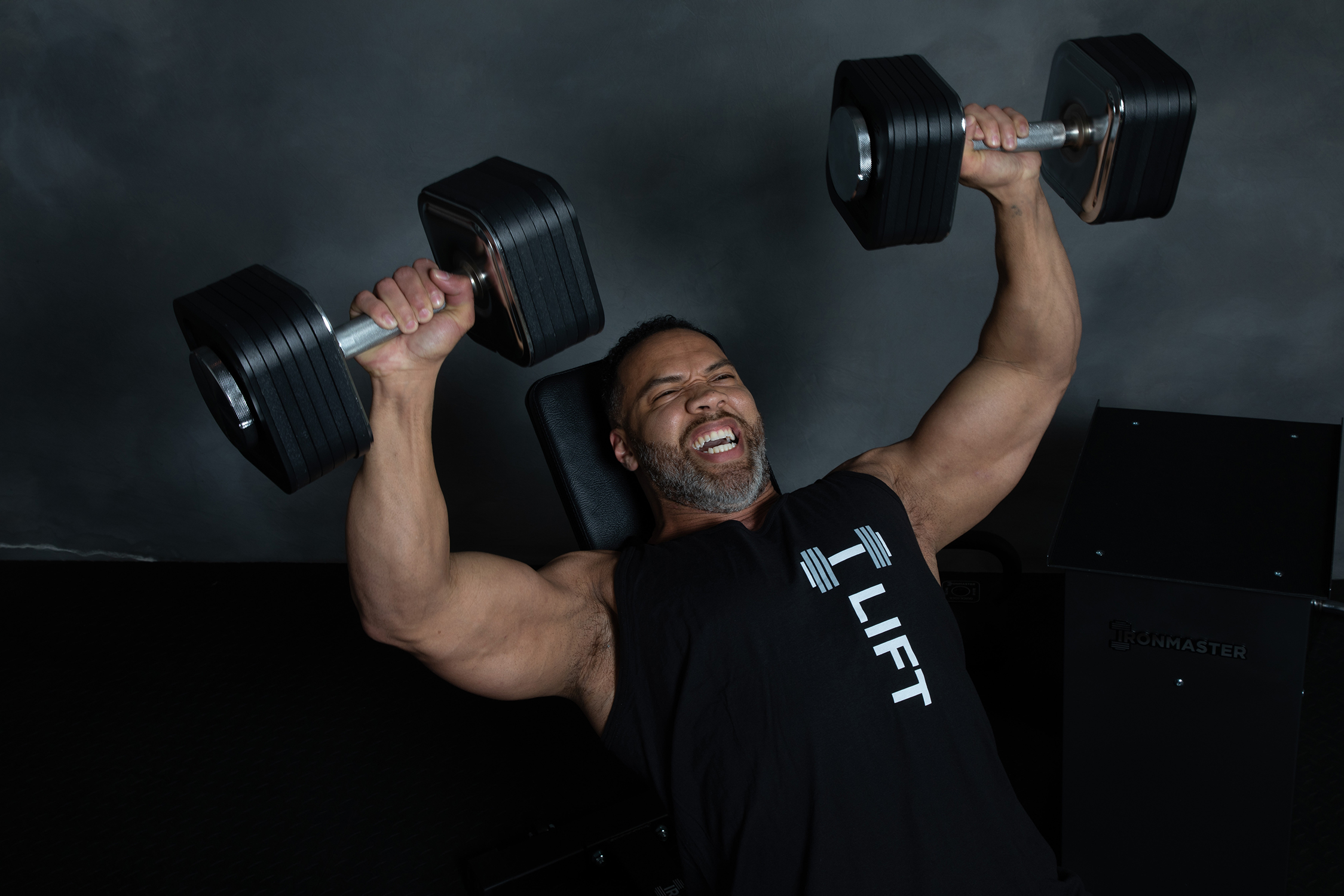 Building your chest with dumbbells at home